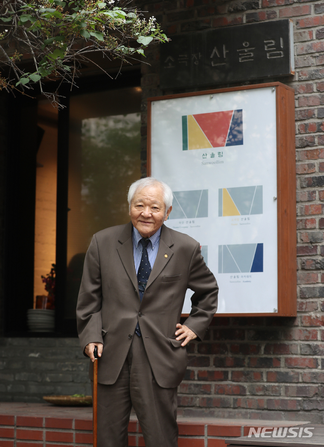 【서울=뉴시스】조수정 기자 = 창단 50주년을 맞은 극단 산울림 임영웅 대표가 23일 오후 서울 서교동 산울림 소극장에서 인터뷰에 앞서 포즈를 취하고 있다. 2019.04.23. chocrystal@newsis.com