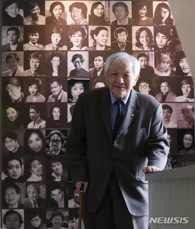 【서울=뉴시스】조수정 기자 = 창단 50주년을 맞은 극단 산울림 임영웅 대표가 23일 오후 서울 서교동 산울림 소극장에서 인터뷰에 앞서 포즈를 취하고 있다. 뒤에 붙은 사진은 출연 배우들. 2019.04.23. chocrystal@newsis.com