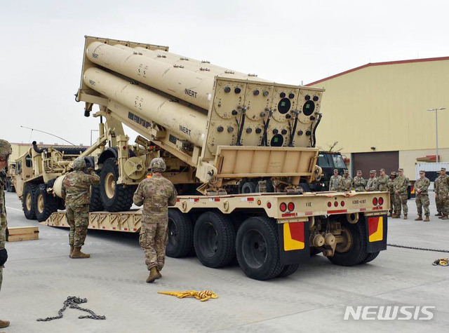 【서울=뉴시스】주한미군이 지난 15~20일 사드(THAAD·고고도미사일방어체계) 발사대를 평택기지에 전개해 모의탄 장착 훈련을 했다. 사진은 지난 20일 주한미군 페이스북에 올라온 훈련 모습. 2019.04.24. (사진=주한미군 페이스북 캡처) photo@newsis.com