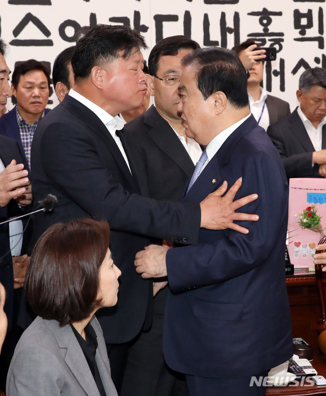 【서울=뉴시스】 박영태 기자 = 문희상 국회의장이 패스트트랙 철회를 요구하며 24일 오전 서울 영등포구 여의도 국회의장실을 항의방문한 자유한국당 나경원 원내대표 등 의원들과 이야기를 나누다 다른 일정차 의장실을 나서려 할때 김명연 의원과 자유한국당 의원들이 막아서고 있다. 2019.04.24.since1999@newsis.com