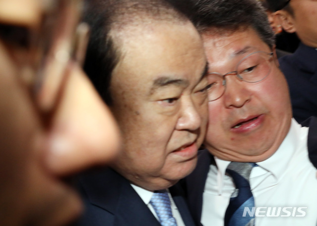 【서울=뉴시스】 박영태 기자 = 문희상 국회의장이 패스트트랙 철회를 요구하며 24일 오전 서울 영등포구 여의도 국회의장실을 항의방문한 자유한국당 나경원 원내대표 등 의원들과 이야기를 나누다 다른 일정차 의장실을 빠져 나가고 있다. 2019.04.24. since1999@newsis.com