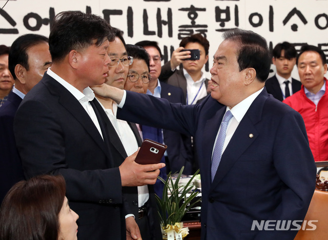 【서울=뉴시스】 박영태 기자 = 문희상 국회의장이 패스트트랙 철회를 요구하며 24일 오전 서울 영등포구 여의도 국회의장실을 항의방문한 자유한국당 나경원 원내대표 등 의원들과 이야기를 나누다 다른 일정차 의장실을 나서려 할때 김명연 의원이 막아서고 있다. 2019.04.24. since1999@newsis.com 