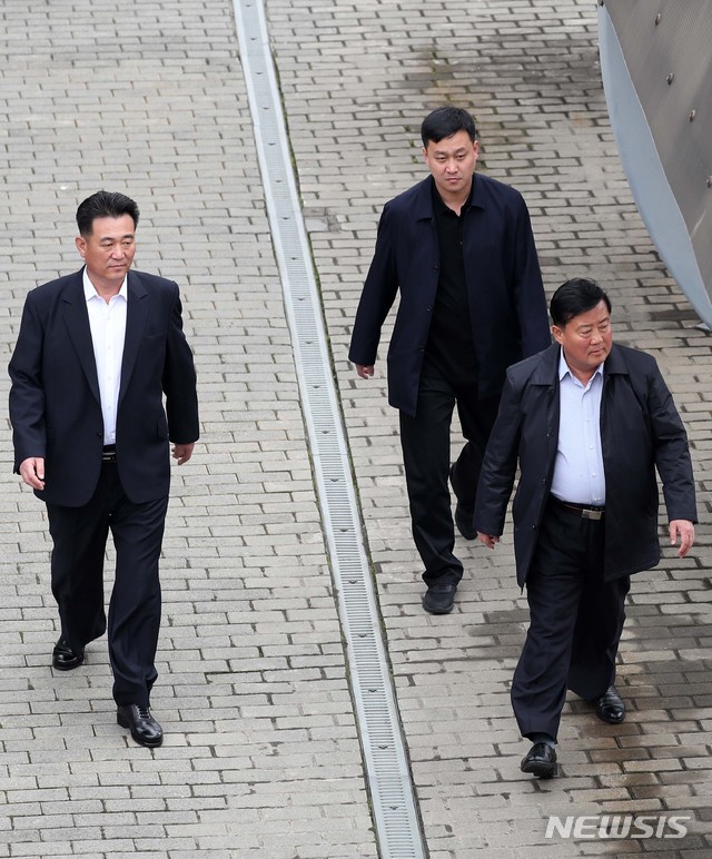 【블라디보스토크(러시아)=뉴시스】이영환 기자 = 김철규 북한 호위사령부 부사령관과 임천일 북한 외무성 부상이 북-러 정상회담을 앞둔 24일 오전(현지시각) 러시아 블라디보스토크역을 살펴보고 있다. 김정은 북한 국무위원장은 이날 오후께 블라디보스토크역에 도착하는 것으로 알려졌다. 2019.04.24. 20hwan@newsis.com