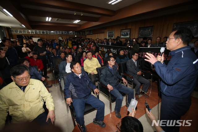 【고성(강원)=뉴시스】김경목 기자 = 김종갑 한국전력공사 사장이 24일 오전 강원도 고성군 토성면 행정복지센터(면사무소) 재난안전대책본부 브리핑 공간에서 지난 4~5일 발생한 고성·속초 대형산불의 발화 원인으로 한전의 전신주 등 시설물이라는 사실이 국립과학수사연구원의 감정 결과 드러난 것과 관련해 한전의 입장을 이재민들에게 설명하고 있다. 2019.04.24. photo31@newsis.com