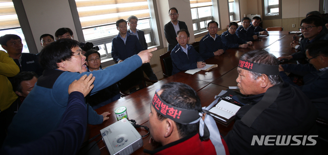 【고성(강원)=뉴시스】김경목 기자 = 강원도 고성.속초 대형산불 피해 이재민이 24일 오전 강원도 고성군 토성면 농협 2층 소회의실에서 이재민 대책위원회와 하전 간 협상을 하는 자리에 참석한 김종갑 한국전력공사 사장에게 피해 보상을 요구하며 울분을 터트리고 있다. 2019.04.24. photo31@newsis.com