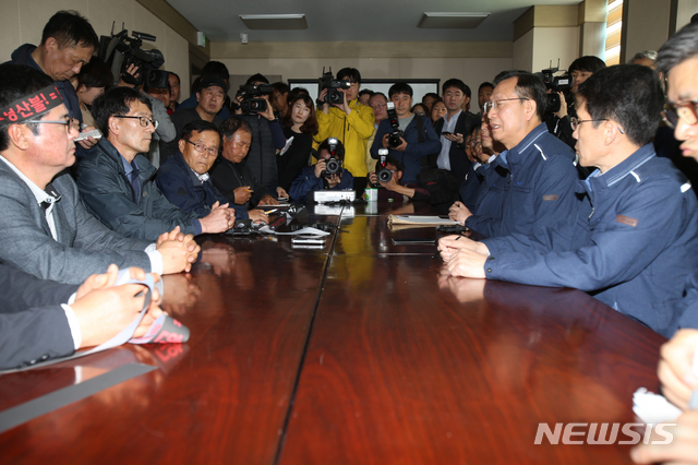 【고성(강원)=뉴시스】김경목 기자 = 김종갑(오른쪽) 한국전력공사 사장이 24일 오전 강원도 고성군 토성면 농협 2층 소회의실에서 산불피해 이재민 대책위원회와 협상을 하고 있다. 2019.04.24.&nbsp; photo31＠newsis.com