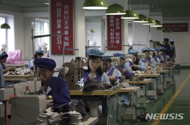 【원산=AP/뉴시스】 러시아 정부가 유엔 안전보장이사회(안보리) 대북 제재 결의에 따라 자국 내 북한 노동자들을 모두 귀환시키고 있다고 자유아시아방송(RFA)이 9월 6일 보도했다. 지난 2일에는 블라디보스토크 국제공항에서 수백명의 북한 노동자가 한꺼번에 귀국하는 진풍경이 벌어지기도 했다. 사진은 2016년 북한 원산 공장에서 작업 중인 북한 노동자들. 2019.9.6.