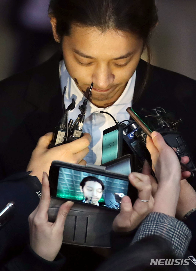 【서울=뉴시스】김진아 기자 = 지난달 15일 성폭력범죄의 처벌 등에 관한 특례법 위반(카메라 등 이용 촬영) 혐의를 받고 있는 가수 정준영씨가 서울경찰청 광역수사대에서 피의자 신분으로 조사를 받은 후 귀가하던 중 취재진의 질문을 받고 있다. 2019.04.24. photo@newsis.com