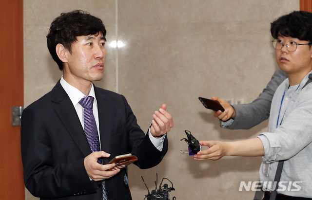 【서울=뉴시스】이종철 기자 = 바른미래당 하태경 의원이 24일 서울 여의도 국회 정론관 앞에서 손학규 대표와 김관영 원내대표가 자당 소속 국회 사법개혁특위 간사 오신환 의원에 대한 사·보임을 결정한것을 반대하는 기자회견을 하고 있다. 2019.04.24. jc4321@newsis.com