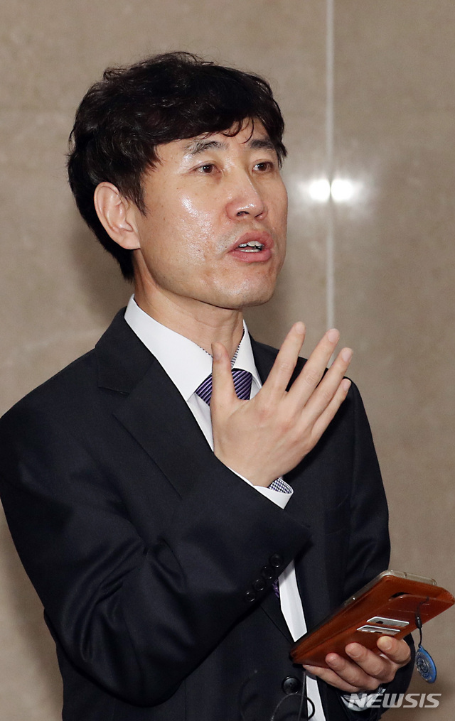 【서울=뉴시스】이종철 기자 = 바른미래당 하태경 의원이 24일 서울 여의도 국회 정론관 앞에서 손학규 대표와 김관영 원내대표가 자당 소속 국회 사법개혁특위 간사 오신환 의원에 대한 사·보임을 결정한것을 반대하는 기자회견을 하고 있다. 2019.04.24. jc4321@newsis.com