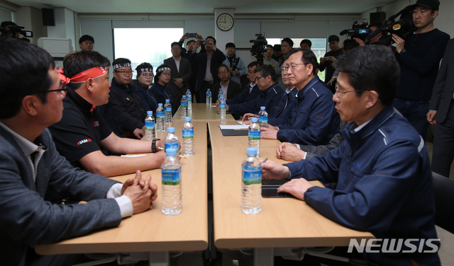 【속초=뉴시스】김경목 기자 = 김종갑 한국전력공사 사장이 24일 오전 강원도 속초시 한전 속초지사 3층 강당에서 지난 4~5일 발생한 고성·속초 대형산불의 발화 원인으로 한전의 전신주 등 시설물이라는 사실이 국립과학수사연구원의 감정 결과 드러난 것과 관련해 속초지역 피해 이재민 대표들과 협상을 하고 있다. 2019.04.24. photo31＠newsis.com