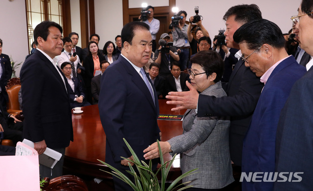 【서울=뉴시스】 박영태 기자 = 문희상 국회의장이 패스트트랙 철회를 요구하며 24일 오전 서울 영등포구 여의도 국회의장실을 항의방문한 자유한국당 의원들과 이야기를 나누다 다른 일정으로 의장실을 나가려 하자 김명연 의원 등 자유한국당 의원들이 막아서고 있다. 2019.04.24.&nbsp; since1999@newsis.com