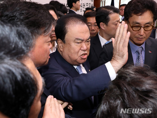 【서울=뉴시스】 박영태 기자 = 문희상 국회의장이 패스트트랙 철회를 요구하며 24일 오전 서울 영등포구 여의도 국회의장실을 항의방문한 자유한국당 의원들과 이야기를 나누다 다른 일정으로 의장실을 나가려 하자 김명연 의원 등 자유한국당 의원들이 막아서고 있다. 2019.04.24.&nbsp; since1999@newsis.com