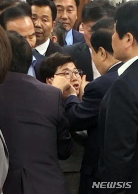 【서울=뉴시스】 문희상 국회의장이 패스트트랙 철회를 요구하며 24일 오전 서울 영등포구 여의도 국회의장실을 항의방문한 자유한국당 의원들과 이야기를 나누다 다른 일정으로 의장실을 나가려던 중 임이자 의원의 얼굴을 만지고 있다. 2019.04.24.(사진=송희경 의원실 제공)&nbsp; since1999@newsis.com 