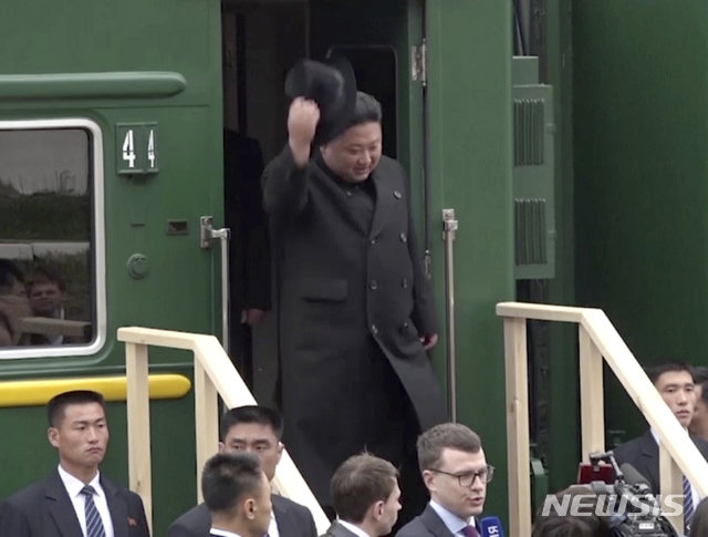 【하산(러시아)=AP/뉴시스】김정은 북한 국무위원장이 24일(현지시간) 러시아 연해주 남단 하산스키 하산 역에 도착해 모자를 벗으며 전용 열차에서 내리고 있다. 김정은 위원장은 하산 역에서 환영 행사를 마치고 다시 열차에 올라 우수리스크를 거쳐 블라디보스토크로 향한다. 2019.04.24.