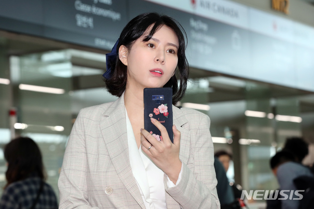 【인천공항=뉴시스】이윤청 수습기자 = '장자연 증언자' 윤지오씨가 지난 4월 인천국제공항 제1터미널에서 캐나다 토론토로 출국 중 취재진을 촬영하고 있다. 2019.04.24. radiohead@newsis.com