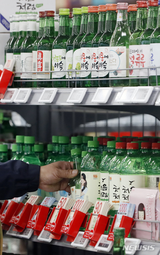 【서울=뉴시스】최동준 기자 = 하이트진로는 다음달 1일부터 참이슬 후레쉬와 참이슬 오리지널(360㎖)의 공장 출고가격을 병당 1015.70원에서 65.5원 오른 1081.2원으로 변경한다고 24일 밝혔다. 가격 인상폭은 6.45%로 하이트진로가 소주 가격을 올린 것은 3년 5개월 만이다. 원가 상승이 가격 인상의 주요인이라는 게 회사 측 설명이다. 사진은 이날 서울의 대형마트 주류 코너 모습. 2019.04.24.&nbsp; photocdj@newsis.com