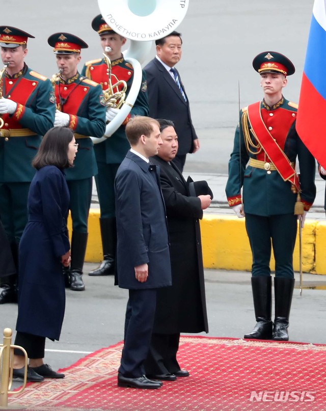 【블라디보스토크(러시아)=뉴시스】이영환 기자 = 김정은 북한 국무위원장이 블라디미르 푸틴 러시아 대통령과 정상회담을 하기위해 24일 오후(현지시각) 러시아 블라디보스토크역에 도착해 의장사열을 하고 있다. 2019.04.24. 20hwan@newsis.com