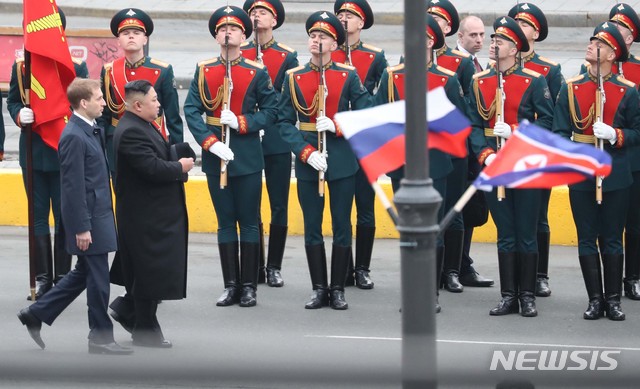 【블라디보스토크(러시아)=뉴시스】이영환 기자 = 김정은 북한 국무위원장이 블라디미르 푸틴 러시아 대통령과 정상회담을 하기위해 24일 오후(현지시각) 러시아 블라디보스토크역에 도착해 의장사열을 하고 있다. 2019.04.24.&nbsp; 20hwan@newsis.com