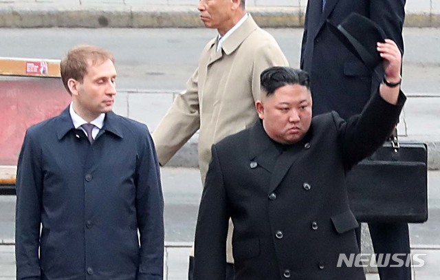 【블라디보스토크(러시아)=뉴시스】이영환 기자 = 김정은 북한 국무위원장이 블라디미르 푸틴 러시아 대통령과 정상회담을 하기위해 24일 오후(현지시각) 러시아 블라디보스토크역에 도착해 쓰고 있던 모자를 손에 들고 있다. 2019.04.24.&nbsp; 20hwan@newsis.com 