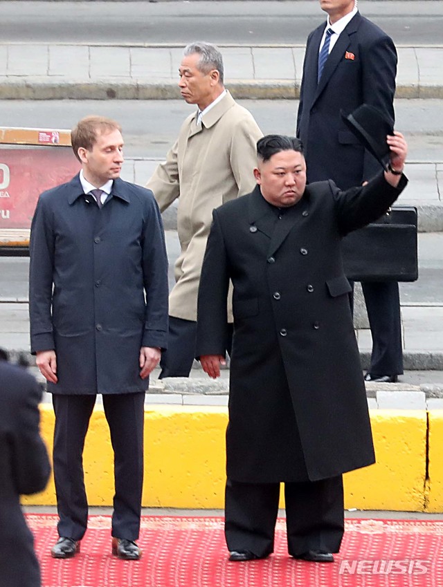 【블라디보스토크(러시아)=뉴시스】이영환 기자 = 김정은 북한 국무위원장이 블라디미르 푸틴 러시아 대통령과 정상회담을 하기위해 24일 오후(현지시각) 러시아 블라디보스토크역에 도착해 의장사열을 받기 전 쓰고 있던 모자를 손에 들고 있다. 2019.04.24. 20hwan@newsis.com