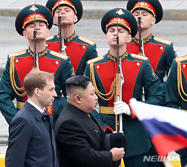 【블라디보스토크(러시아)=뉴시스】이영환 기자 = 김정은 북한 국무위원장이 블라디미르 푸틴 러시아 대통령과 정상회담을 하기위해 24일 오후(현지시각) 러시아 블라디보스토크역에 도착해 의장사열을 하고 있다. 2019.04.24. 20hwan@newsis.com