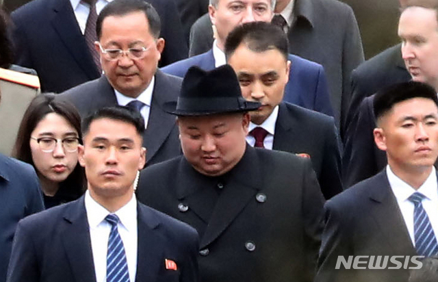 【블라디보스토크(러시아)=뉴시스】이영환 기자 = 김정은 북한 국무위원장이 블라디미르 푸틴 러시아 대통령과 정상회담을 하기 위해 24일 오후(현지시각) 러시아 블라디보스토크역에 도착하고 있다. 2019.04.24. 20hwan@newsis.com