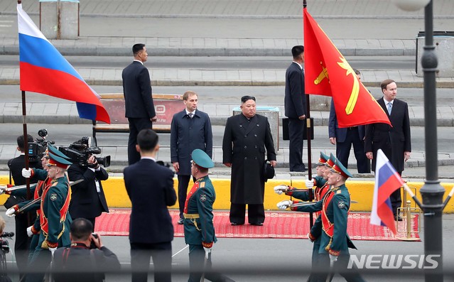 【블라디보스토크(러시아)=뉴시스】이영환 기자 = 김정은 북한 국무위원장이 블라디미르 푸틴 러시아 대통령과 정상회담을 하기위해 24일 오후(현지시각) 러시아 블라디보스토크역에 도착해 의장사열을 하고 있다. 2019.04.24. 20hwan@newsis.com