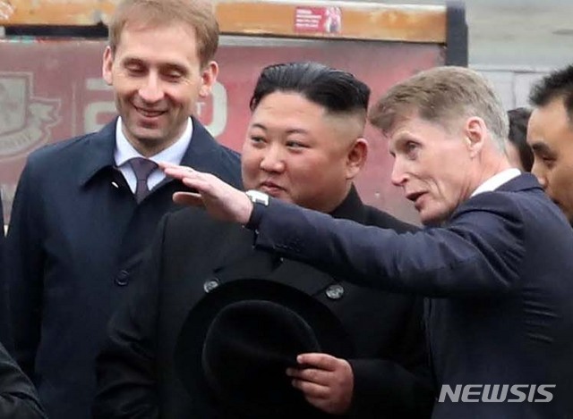 【블라디보스토크(러시아)=뉴시스】이영환 기자 = 김정은 북한 국무위원장이 블라디미르 푸틴 러시아 대통령과 정상회담을 하기위해 24일 오후(현지시각) 러시아 블라디보스토크역에 도착해 러시아측 관계자들과 이야기를 하고 있다. 2019.04.24. 20hwan@newsis.com