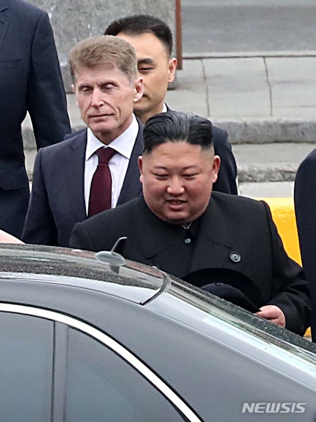 【블라디보스토크(러시아)=뉴시스】이영환 기자 = 김정은 북한 국무위원장이 블라디미르 푸틴 러시아 대통령과 정상회담을 하기위해 24일 오후(현지시각) 러시아 블라디보스토크역에 도착해 환영행사를 마치고 차량에 탑승하고 있다. 2019.04.24. 20hwan@newsis.com
