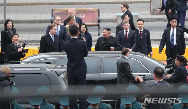 【블라디보스토크(러시아)=뉴시스】이영환 기자 = 김정은 북한 국무위원장이 블라디미르 푸틴 러시아 대통령과 정상회담을 하기위해 24일 오후(현지시각) 러시아 블라디보스토크역에 도착해 환영행사를 마치고 차량에 탑승하고 있다. 2019.04.24. 20hwan@newsis.com