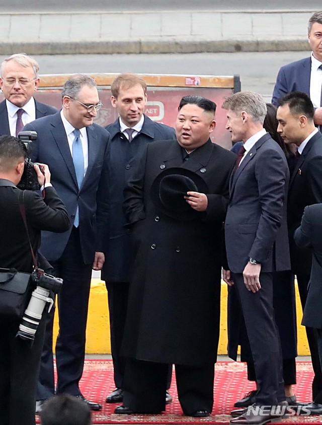 【블라디보스토크(러시아)=뉴시스】이영환 기자 = 김정은 북한 국무위원장이 블라디미르 푸틴 러시아 대통령과 정상회담을 하기위해 24일 오후(현지시각) 러시아 블라디보스토크역에 도착해 환영행사를 마치고 러시아 관계자들과 이야기를 나누고 있다. 2019.04.24. 20hwan@newsis.com