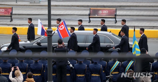 【블라디보스토크(러시아)=뉴시스】이영환 기자 = 김정은 북한 국무위원장이 블라디미르 푸틴 러시아 대통령과 정상회담을 하기위해 24일 오후(현지시각) 러시아 블라디보스토크역에 도착해 환영행사를 마치고 차량으로 이동하고 있다. 2019.04.24.&nbsp; 20hwan@newsis.com