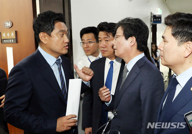 【서울=뉴시스】이종철 기자 = 바른미래당 김관영 원내대표가 자당 소속 국회 사법개혁특위 간사 오신환 의원에 대한 사·보임계를 제출했다는 소식을 접한 유승민 의원, 오신환 의원을 비롯한 의원들이 24일 서울 여의도 국회 의사과를 찾아 확인한뒤 아직 제출되지 않았음을 알고 의견을 나누고 있다. 2019.04.24. jc4321@newsis.com