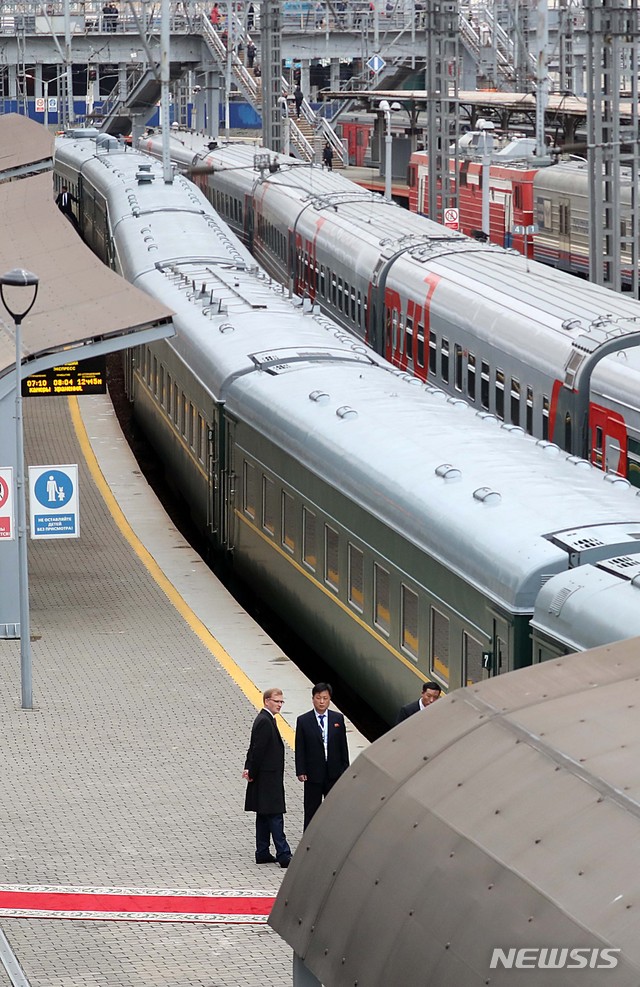 【블라디보스토크(러시아)=뉴시스】이영환 기자 = 김정은 북한 국무위원장이 전용 열차를 타고 블라디미르 푸틴 러시아 대통령과 정상회담을 하기위해 24일 오후(현지시각) 러시아 블라디보스토크역에 도착했다.사진은 김 위원장이 타고온 전용열차. 2019.04.24. 20hwan@newsis.com