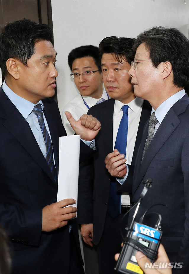 【서울=뉴시스】이종철 기자 = 바른미래당 김관영 원내대표가 자당 소속 국회 사법개혁특위 간사 오신환 의원에 대한 사·보임계를 제출했다는 소식을 접한 유승민 의원, 오신환 의원을 비롯한 의원들이 24일 서울 여의도 국회 의사과를 찾아 확인한뒤 아직 제출되지 않았음을 알고 의견을 나누고 있다. 2019.04.24.&nbsp; jc4321@newsis.com