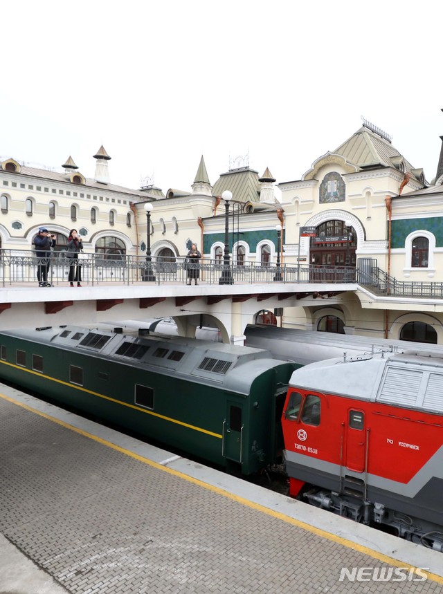 【블라디보스토크(러시아)=뉴시스】이영환 기자 = 김정은 북한 국무위원장이 전용 열차를 타고 블라디미르 푸틴 러시아 대통령과 정상회담을 하기위해 24일 오후(현지시각) 러시아 블라디보스토크역에 도착했다.사진은 김 위원장이 타고온 전용열차. 2019.04.24. 20hwan@newsis.com