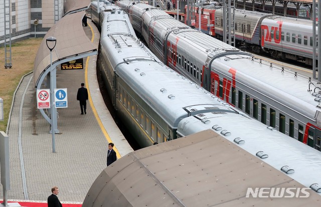 【블라디보스토크(러시아)=뉴시스】이영환 기자 = 김정은 북한 국무위원장이 전용 열차를 타고 블라디미르 푸틴 러시아 대통령과 정상회담을 하기위해 24일 오후(현지시각) 러시아 블라디보스토크역에 도착했다. 사진은 김 위원장이 타고온 전용열차. 2019.04.24.&nbsp; 20hwan@newsis.com