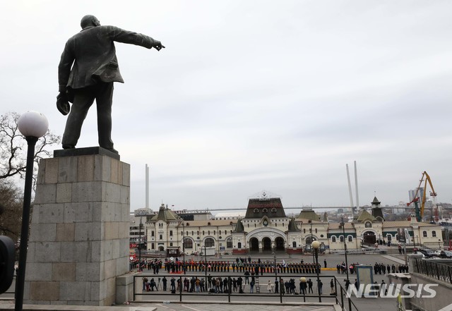 【블라디보스토크(러시아)=뉴시스】이영환 기자 = 김정은 북한 국무위원장이 블라디미르 푸틴 러시아 대통령과 정상회담을 하기위해 24일 오후(현지시각) 러시아 블라디보스토크역에 도착하고 있다. 2019.04.24. 20hwan@newsis.com