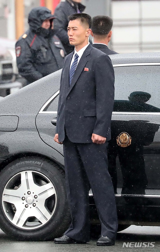 【블라디보스토크(러시아)=뉴시스】이영환 기자 = 김정은 북한 국무위원장이 블라디미르 푸틴 러시아 대통령과 정상회담을 하기위해 열차를 타고 24일 오후(현지시각) 러시아 블라디보스토크역으로 향하고 있는 가운데 경호원이 김 위원장의 차량앞에 대기하고 있다. 2019.04.24. 20hwan@newsis.com
