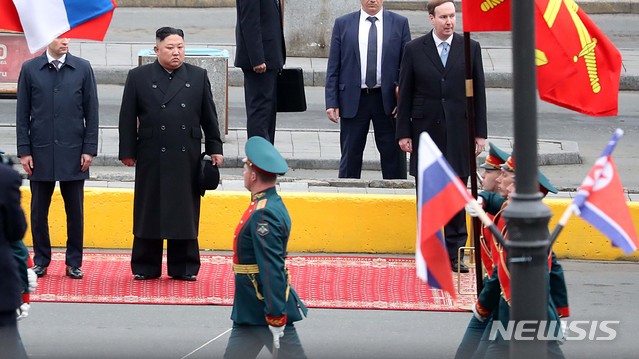 【블라디보스토크(러시아)=뉴시스】이영환 기자 = 김정은 북한 국무위원장이 블라디미르 푸틴 러시아 대통령과 정상회담을 하기위해 24일 오후(현지시각) 러시아 블라디보스토크역에 도착해 의장사열을 하고 있다. 2019.04.24. 20hwan@newsis.com