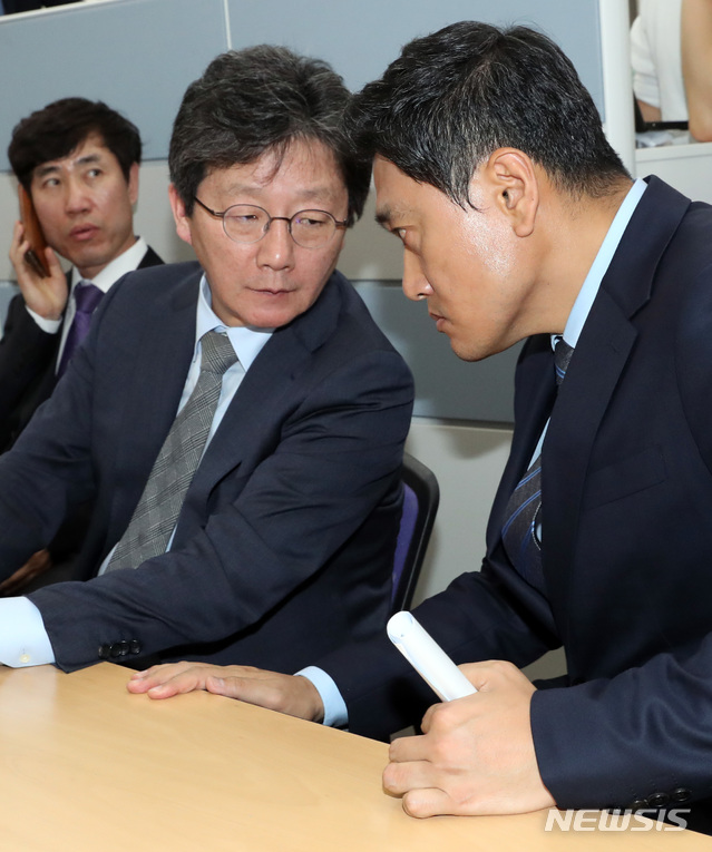 【서울=뉴시스】 박영태 기자 = 24일 오후 서울 영등포구 여의도 국회 본청 의사과에서 바른미래당 오신환, 유승민 의원이 바른미래당의 사개특위 사보임 서류 접수를 저지하기 위해 대기하며 이야기를 나누고 있다. 2019.04.24.&nbsp; since1999@newsis.com 