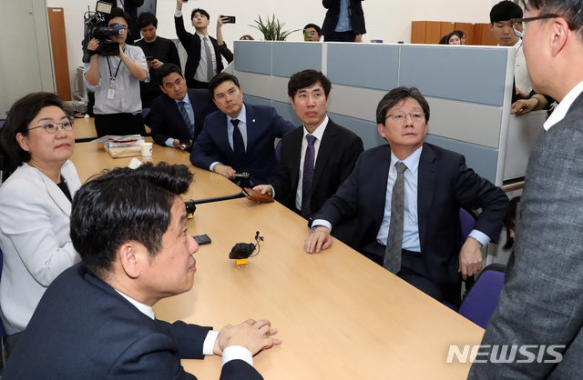 【서울=뉴시스】 박영태 기자 = 24일 오후 서울 영등포구 여의도 국회 본청 의사과에서 바른미래당 오신환, 유승민 의원 등 사보임을 반대하는 의원들이 의사과 의사국장에게 사보임 서류 접수 시간과 방법에 대해서 이야기를 나누고 있다. 2019.04.24. since1999@newsis.com