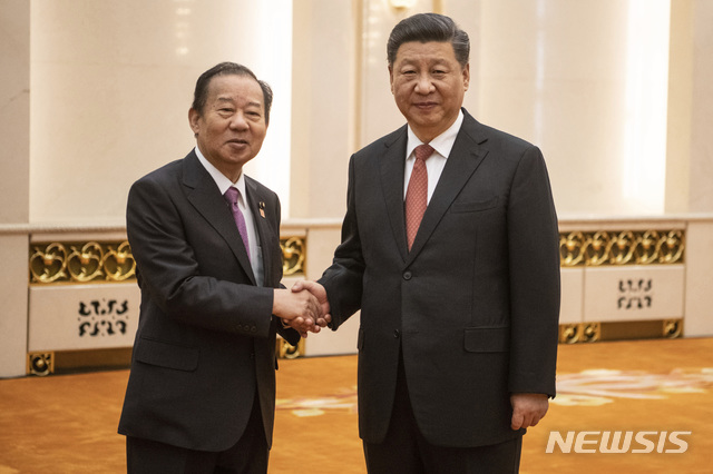 [베이징=AP/뉴시스]기시다 후미오 일본 총리의 기대에도 불구하고 니카이 도시히로 전 일본 집권 자민당 간사장의 조기 방중이 어려울 수 있다는 보도가 나왔다. 사진은 시진핑 중국 국가 주석(오른쪽)이 지난 2019년 4월 24일 베이징 인민대회당에서 니카이 도시히로 일본 자민당 간사장과 악수를 나누고 있는 모습. 2023.09.04.