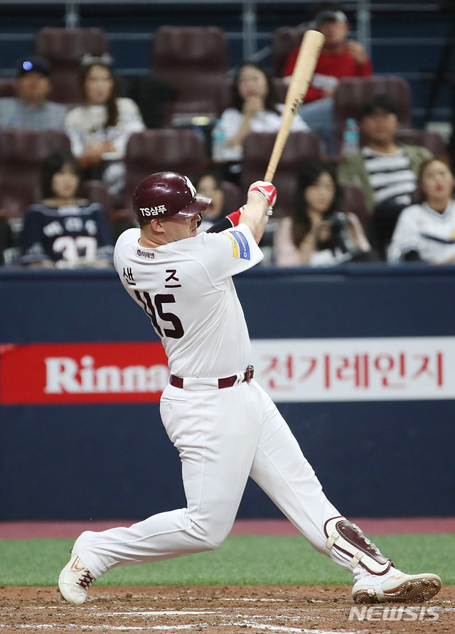 【서울=뉴시스】김진아 기자 = 24일 오후 서울 구로구 고척스카이돔에서 열린 2019 신한은행 마이카 KBO리그 키움 히어로즈와 두산 베어스의 경기, 7회말 1사 만루 키움 샌즈가 만루 홈런을 치고 있다. 2019.04.24.&nbsp; bluesoda@newsis.com