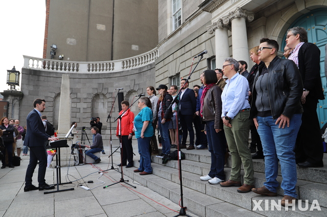 [ 더블린= 신화/뉴시스] 2019년 4월 24일 아일랜드 더블린의 추모의 정원 앞에서 사람들이 폭동 취재 중 피살된 라이라 매키 기자의 추모식에 모여 노래를 부르고 있다. 지난 해 전세계에서 피살된 기자는 56명에 달한다.&nbsp; 