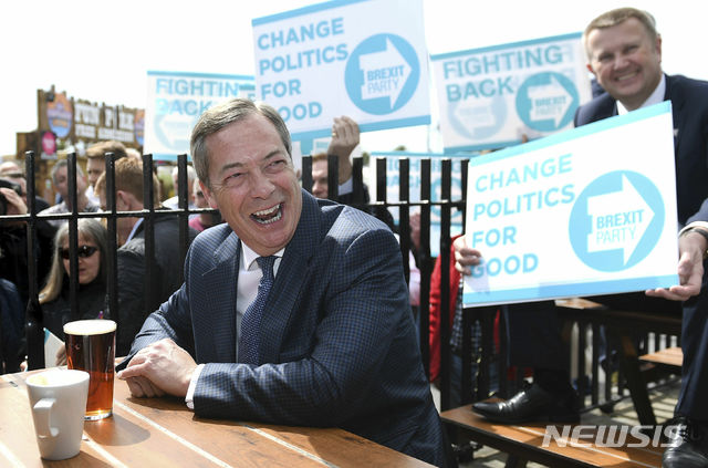 【클랙튼=AP/뉴시스】영국 극우정당 브렉시트당의 나이절 패라지 대표가 지난 4월 24일 에섹스주 클랙튼에서 지지자들에 둘러싸여 미소짓고 있다. 2019.05.12