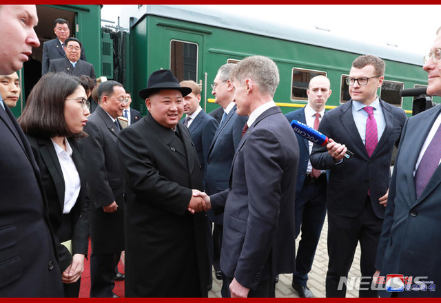 【서울=뉴시스】김정은 북한 국무위원장이 25일 저녁 러시아 블라디보스토크역에 전용열차편으로 도착해 러시아측 환영인사들과 악수하고 있다.(출처=노동신문 캡쳐) 2019.04.25.