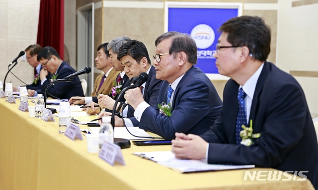 24일 국립 군산대학교 산학협력관에서 '군산의 미래산업 기반 구축을 위한 정책 토론회'가 진행되고 있다. 