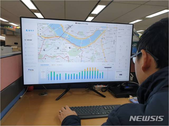 【서울=뉴시스】 동작구청 맑은환경과에 설치된 미세먼지 소음 관측시스템을 통한 공사장 미세먼지 모니터링. 2019.04.25. (사진=동작구 제공)